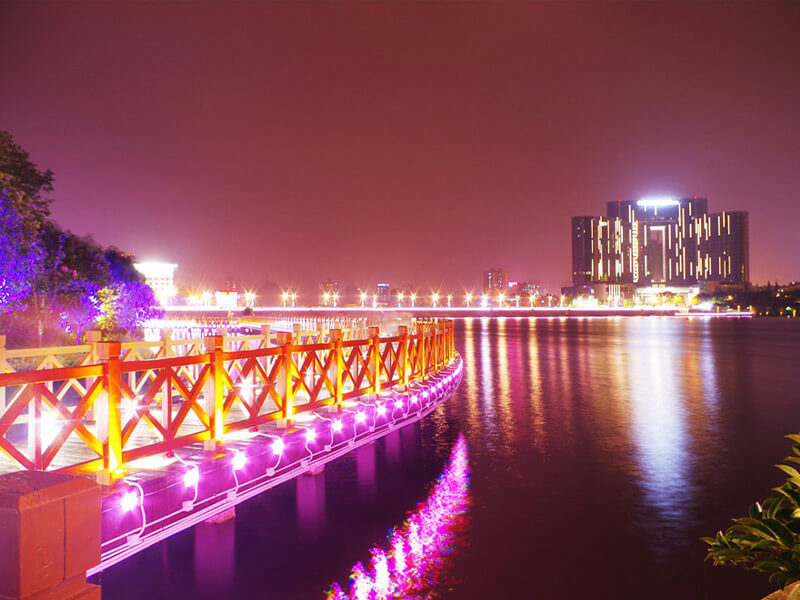 How should the lighting project for internet-famous check-in spots in scenic areas be implemented?